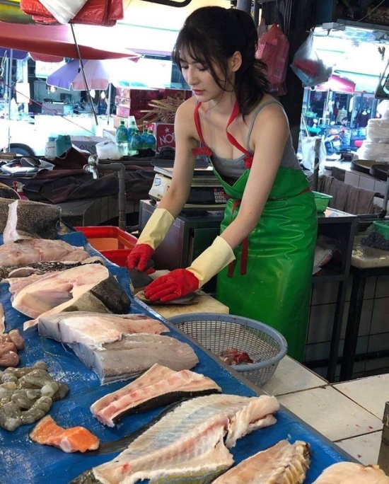 Taiwanese Model Goes Viral After Helping Struggling Mother Sell Fish (12 Photos)
