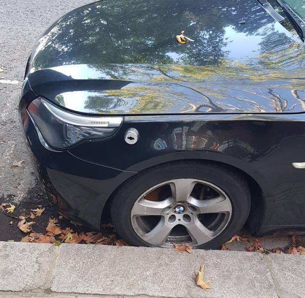 “Noticed this weird thing on the side of this car near the light in London.It’s for attaching a flag when used by diplomats.