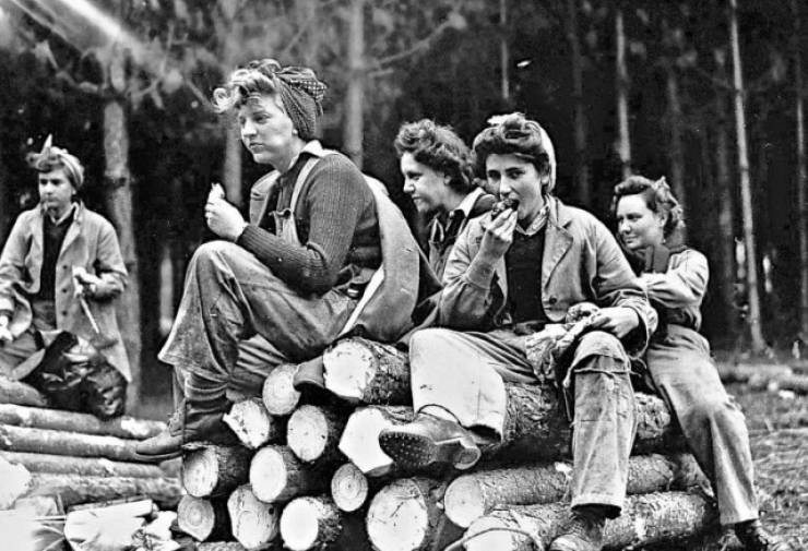 Women Who Worked As Lumberjacks During Wartime