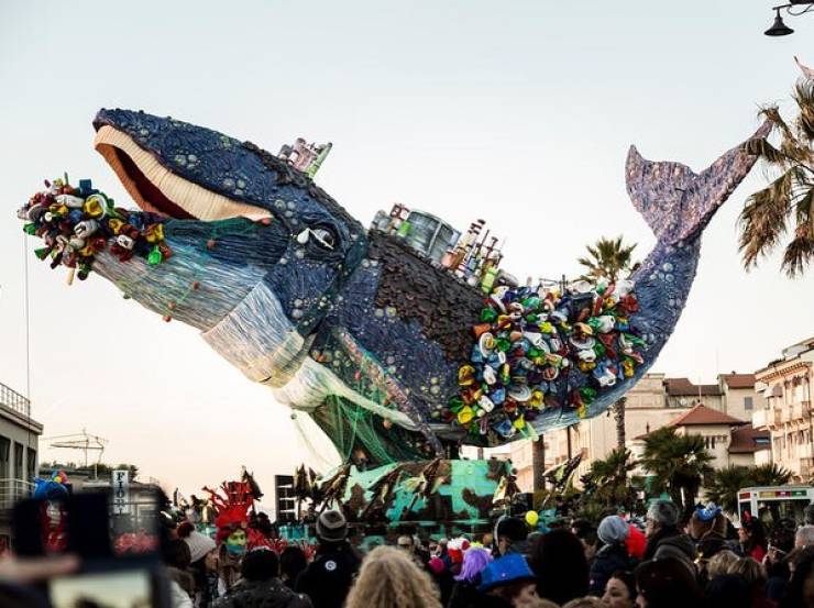 Trashy art exhibits - viareggio carnival whale