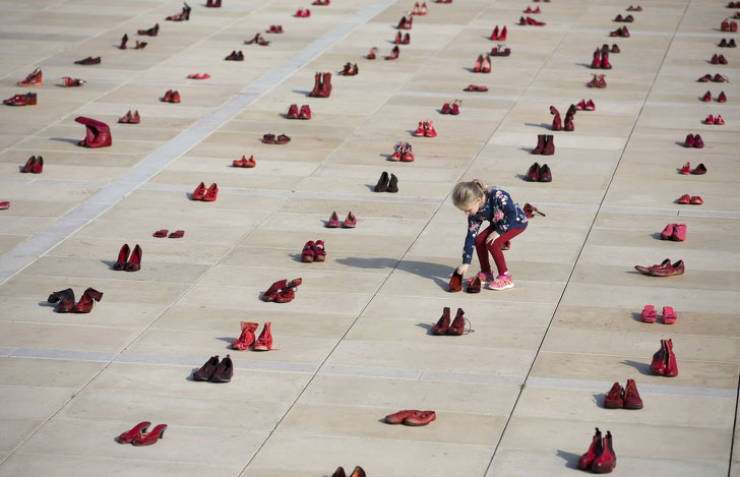 Trashy art exhibits - israel domestic violence protest