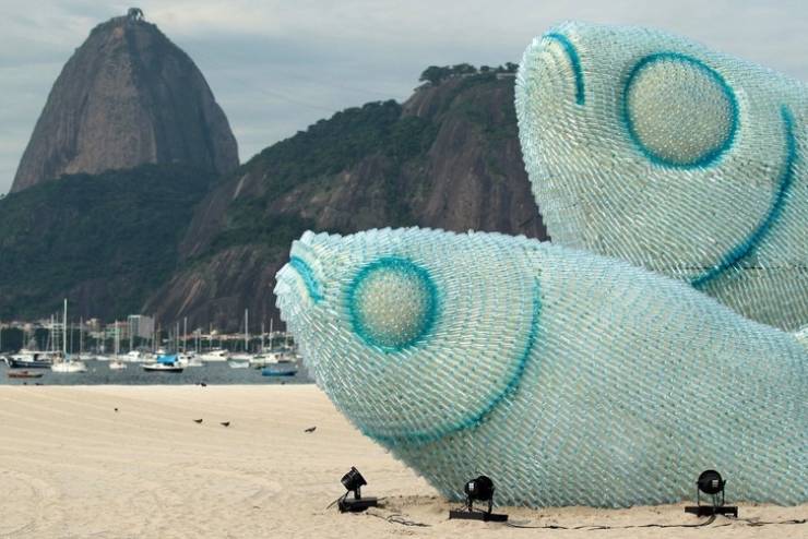 Trashy art exhibits - botafogo beach