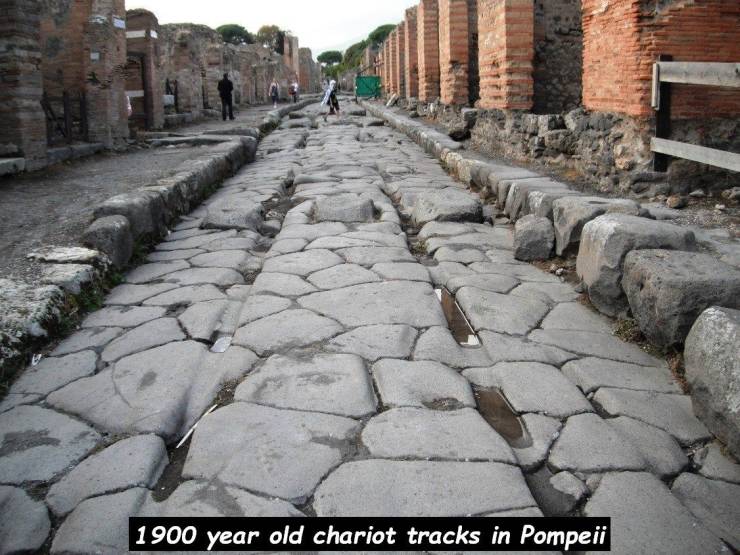 pompeii chariot tracks - 1900 year old chariot tracks in Pompeii