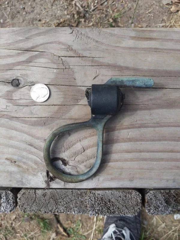 Found this in the woods at a cabin. It’s near a old logging site the only marking on it is “129” it has a ceramic piece in the cylinder above the handle with a small exposed wire im the middle Top part of a drop out fuse for a powerline