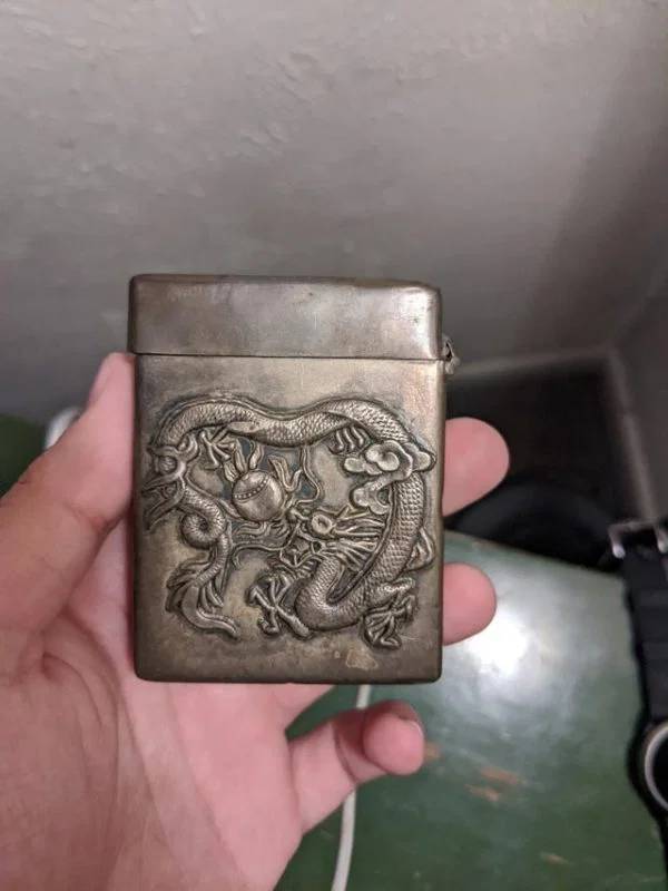 Looks like an old cigarette case to me. Anyone know what it is/where it’s from?Chinese flip top cigarette case c. 1900-1930.