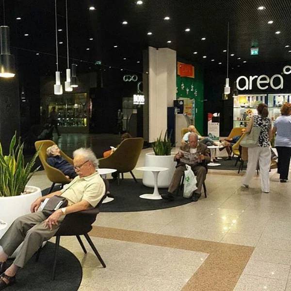miserable men in shopping mall - Co area Bor