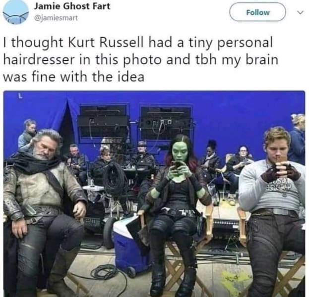 random photos and cool pics - kurt russell tiny hairdresser - Jamie Ghost Fart I thought Kurt Russell had a tiny personal hairdresser in this photo and tbh my brain was fine with the idea 19