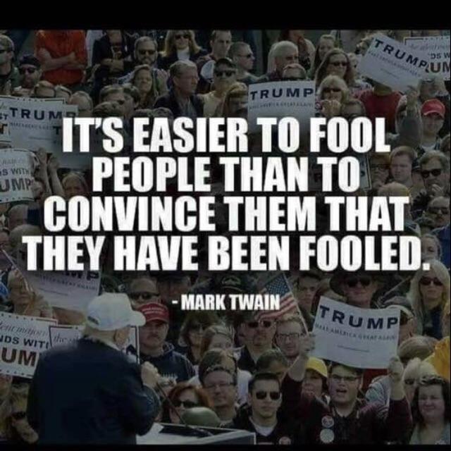 crowd - Trumpu 05 W Trump! Strume S With Jmp It'S Easier To Fool Us People Than To Convince Them That They Have Been Fooled. Mark Twain Trump Uds Witi Um
