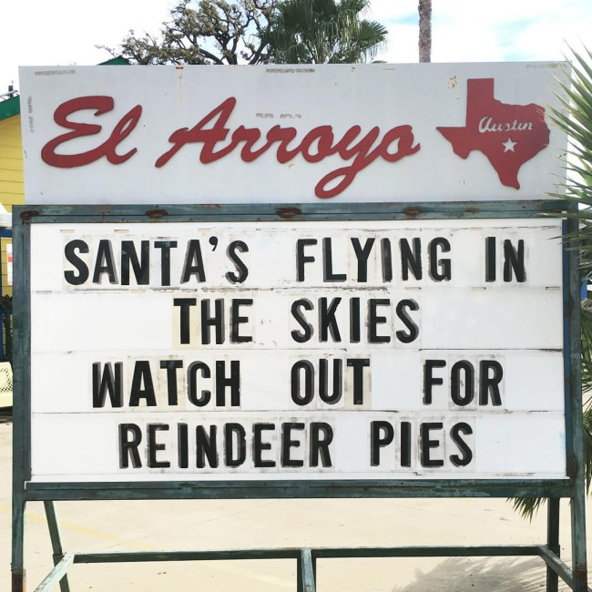 sign - El Arroyo Austin Santa'S Flying In The Skies Watch Out For Reindeer Pies
