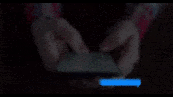 a clip of someone texting in 'Plandemic'
