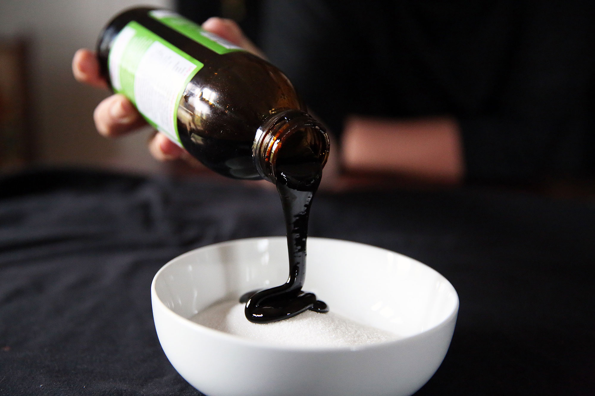do not refrigerate - pouring molasses - >