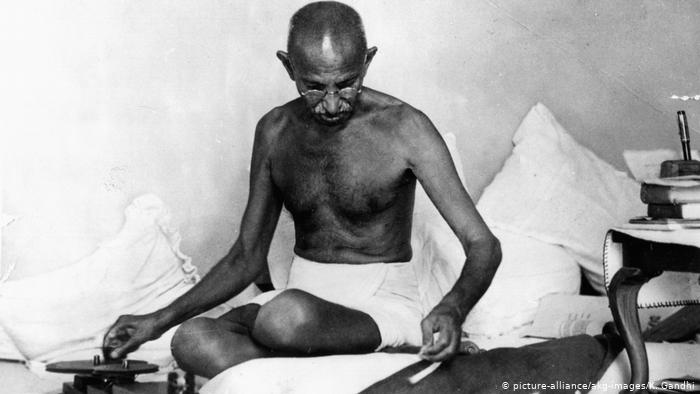 Strange facts abotu Gandhi - gandhi spinning - picturealliancekimagesk.Gandhi