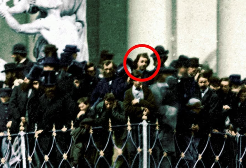 John Wilkes Booth Facts - There is a photograph featuring both Abraham Lincoln and John Wilkes Booth. It was taken one month before the assassination, at Lincoln's 2nd Presidential Inauguration. Booth wrote in his diary afterward: "What an excellent chanc