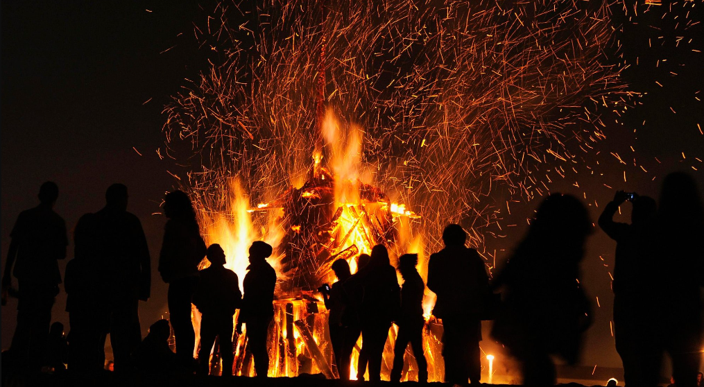 Bon Fire Night in Canada is celebrating the burning of Guy Fawkes body after a thwarted assassination attempt.
 
-u/zidanee