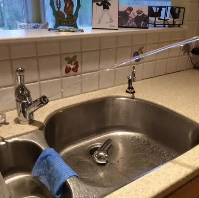 This mom who doesn't know how to operate the faucet.