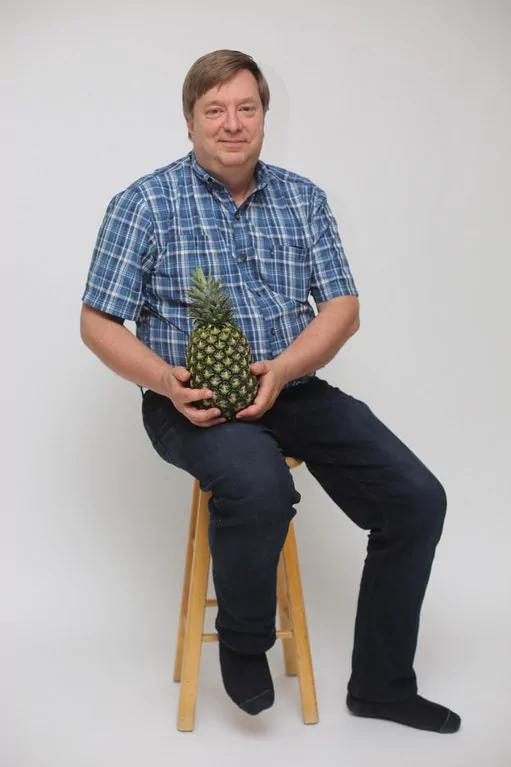 A very proud pineapple-growing, posing papa