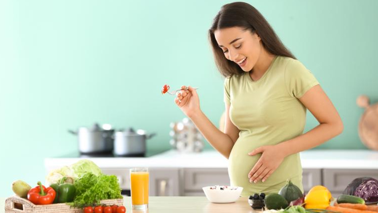 pregnancy reactions - pregnancy responses - pregnant women eating