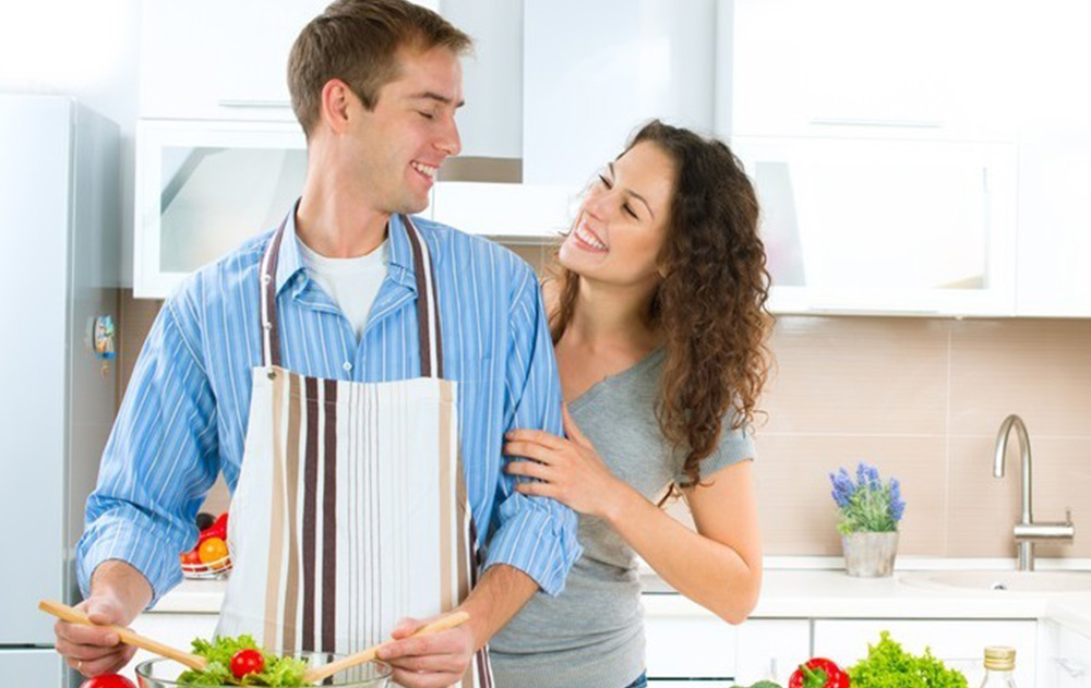 frugal date ideas - couple cooking together