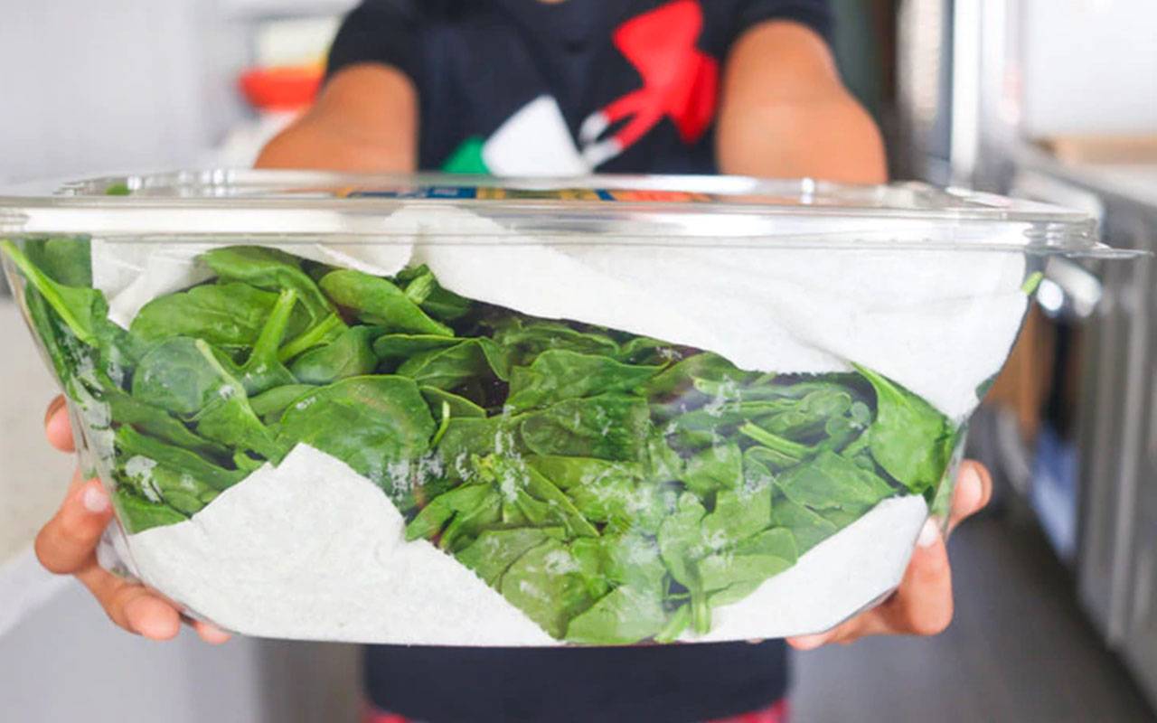 life hacks - Add a paper towel to a bag of spinach, field greens