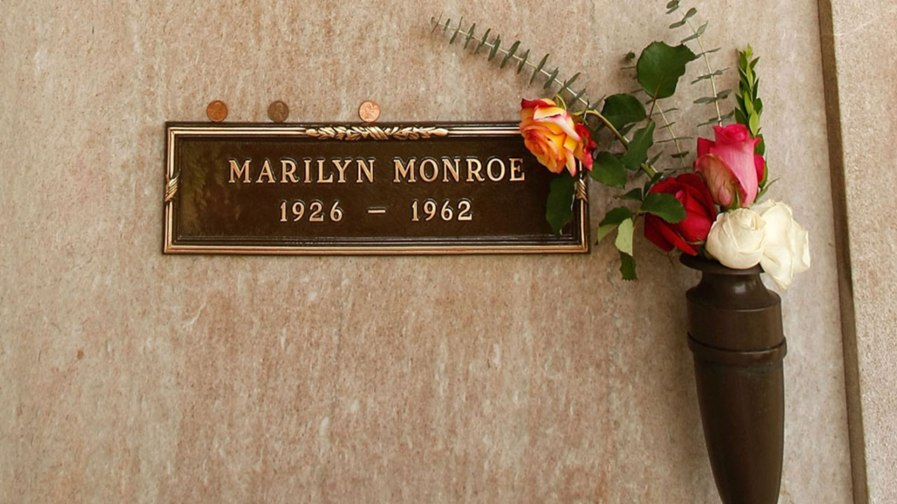 Marilyn Monroe Facts - buried on top of marilyn monroe - Marilyn Monroe 1926 1962 1