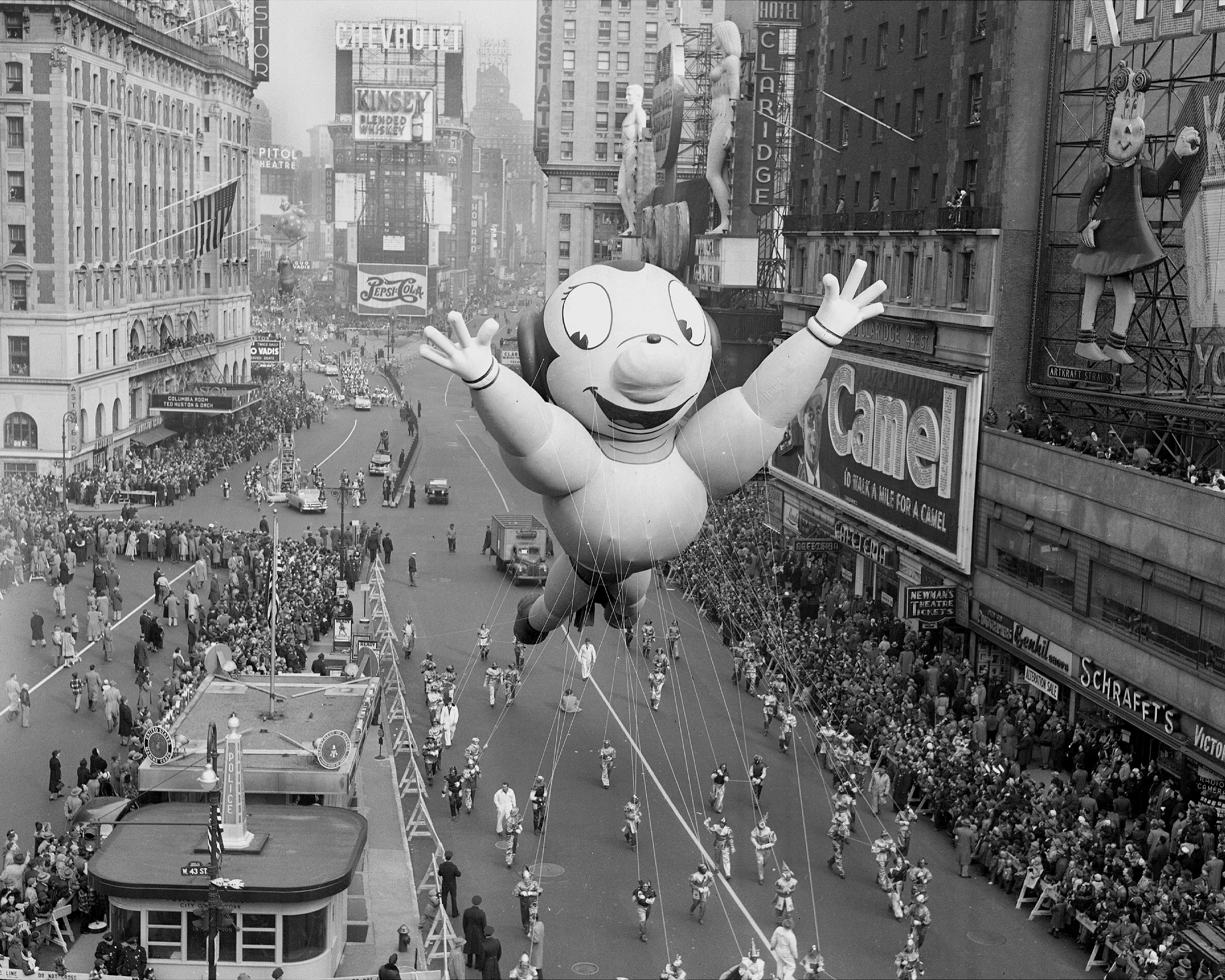 macy's thanksgiving day parade - Chete Kinsey alone Te ht Pito Mo Syo canel A. Sten Schrets Ele