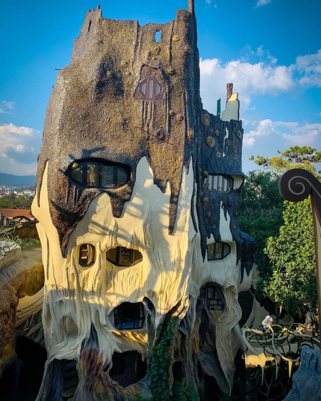 29 Far Out, Odd, and Interesting Houses That People Spotted in the Wild