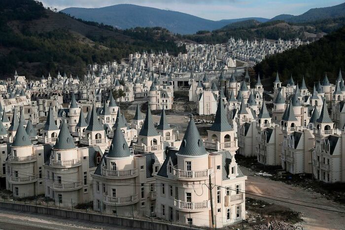 19 Abandoned Places That Are Beautiful but Also Creepy AF