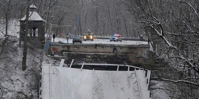 pittsburgh bridge collapse - snow -