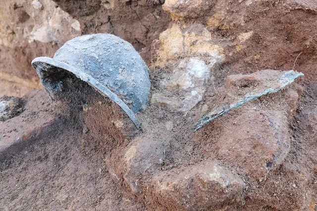 ancient artifacts - archaeology - velia helmets