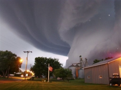 Awesome Picture of a Tornado in Iowa... who else would crap there pants? 