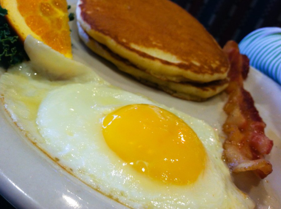 USA: Eggs, Pancakes, Sausage, Bacon, Hash Browns