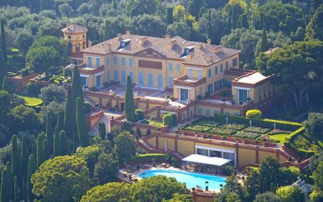  Villa Leopolda: This 80,000 square feet estate in French Riviera is expected to be around $520 million. The house is believed to be belonged to a French banker Edmond Safra who lives here with his wife and family. This 19 room villa has a bowling alley and other facilities.