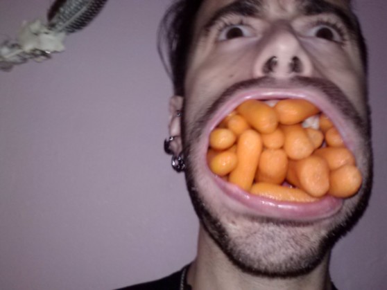 Look at how many carrots I can fit in my mouth..
