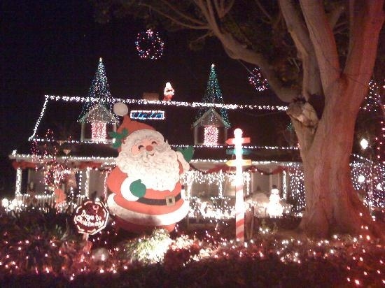 25 Examples of Christmas Decoration Abuse