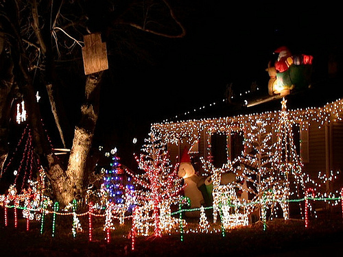 25 Examples of Christmas Decoration Abuse