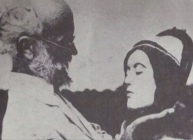 While on the stand, Carl claimed he planned to use an airship to take Hoyos, “high into the stratosphere, so that radiation from outer space could penetrate Elena’s tissues and restore life to her somnolent form,” which made about as much sense as anything else during the hearing. Tanzler was eventually cleared since the statute of limitations on his crimes had expired.