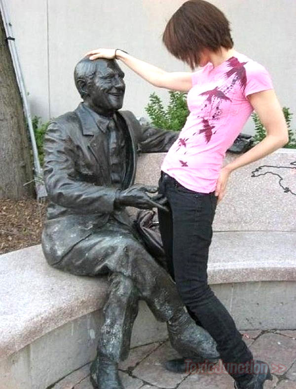 this statue is kinda frisky