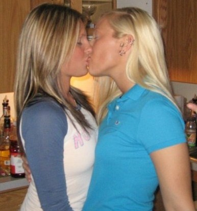 hot girls kiss