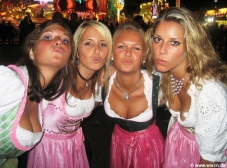 Oktoberfest girls