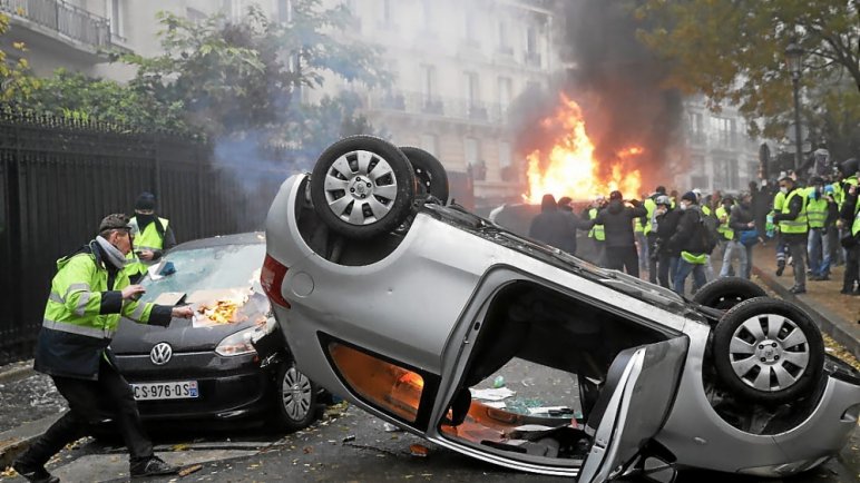 29 of the Most Dramatic Shots from the French Riots
