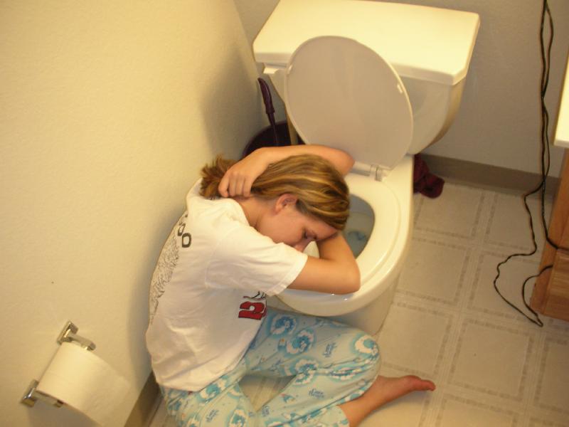 Маму друга в туалете. Уснул головой в унитазе. Девочка рыгает в унитаз.