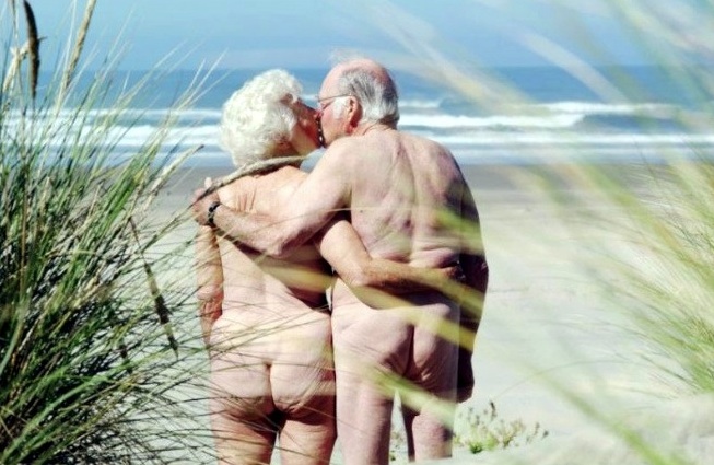 Beach Couple Kissing Naked - Hot Nude Beach Couple - Picture | eBaum's World