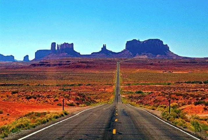 Hwy 163 heading to Monument Valley, Utah, USA