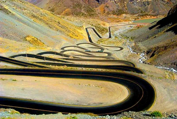Estrada de los Carcoles in the Chilean Andes