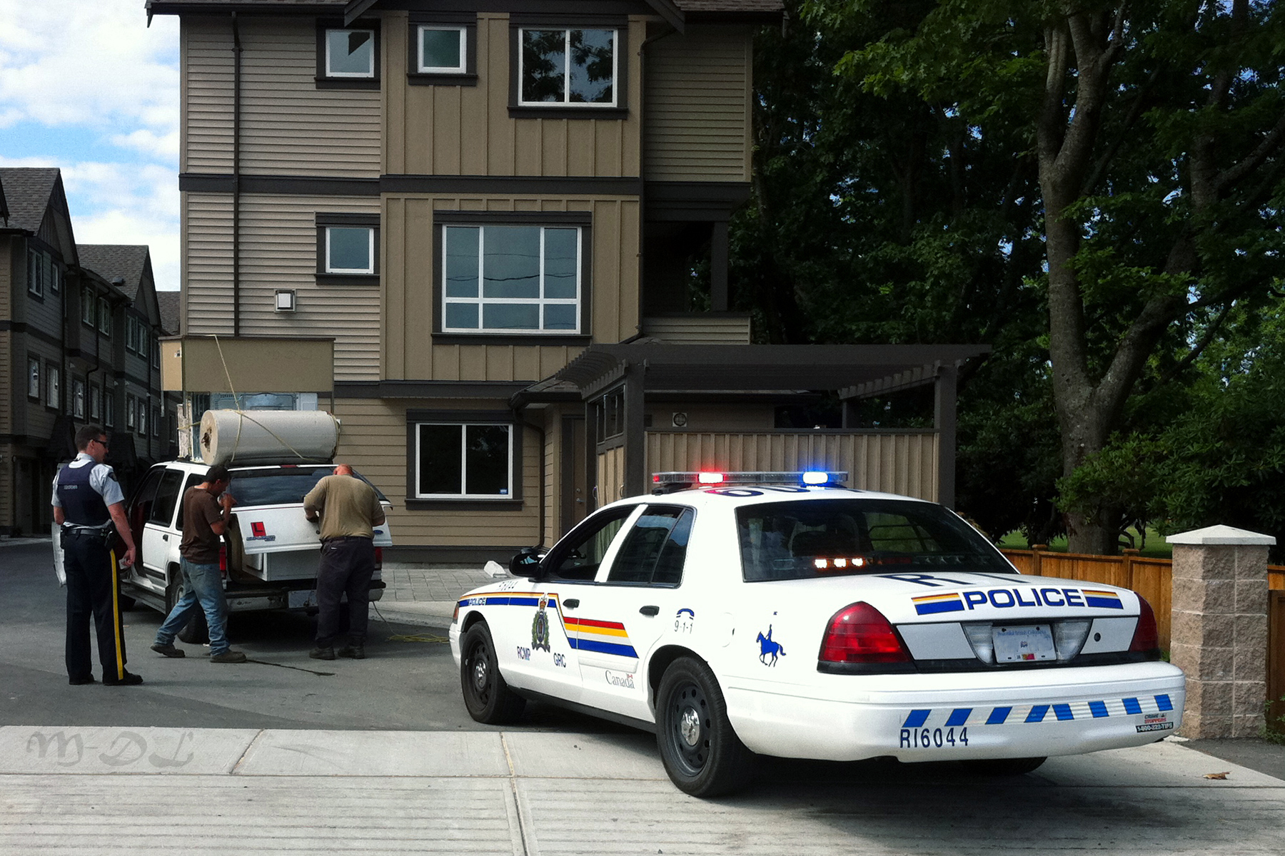 Another Set of Ambitious Movers in Richmond, British Columbia, Canada. RCMP cops don't think so though. This occurred on the afternoon of August 30th, 2011