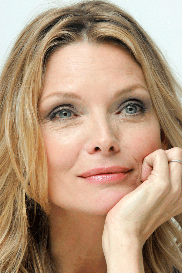 Photroshopping Michelle Pfeiffer  to make her look 10 years younger 