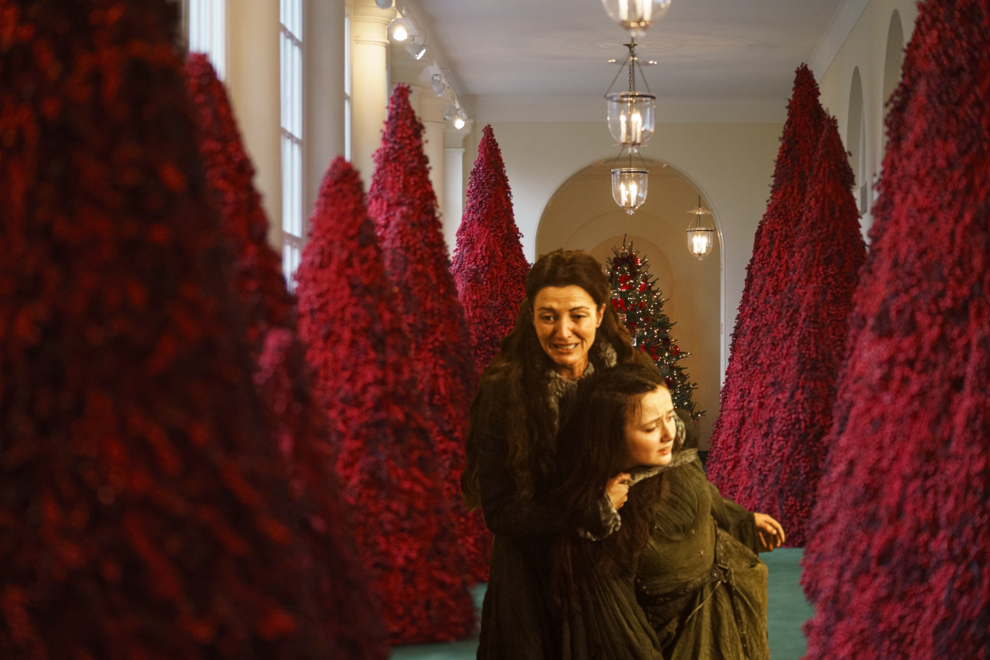 Melania decorates Casterly Rock Room at the White House for Red Christmas!