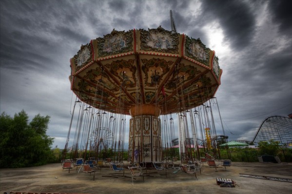 Jazzland Six Flags' Future - It was home to Cajun-themed attractions like the Muskrat Scrambler, which eerily still stands. New Orleans is considering to redevelop it, but what do you think? Is it more interesting as it is?