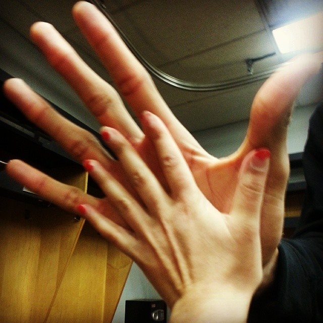 Tiny reporter comparing hands with NBA PlayerGiannis Antekounmpo