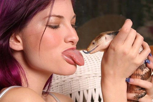 18 Pictures Of Girls Kissing Strange Things